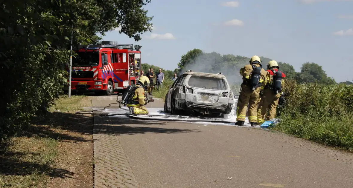 Auto verwoest door uitslaande brand - Foto 10