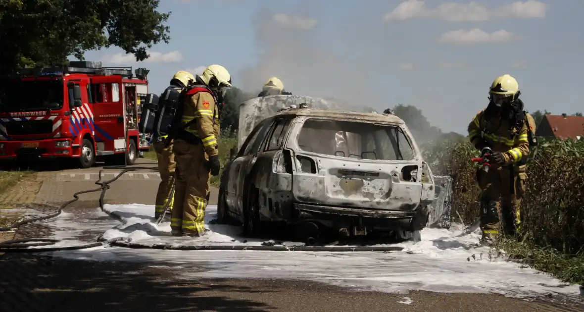 Auto verwoest door uitslaande brand - Foto 12