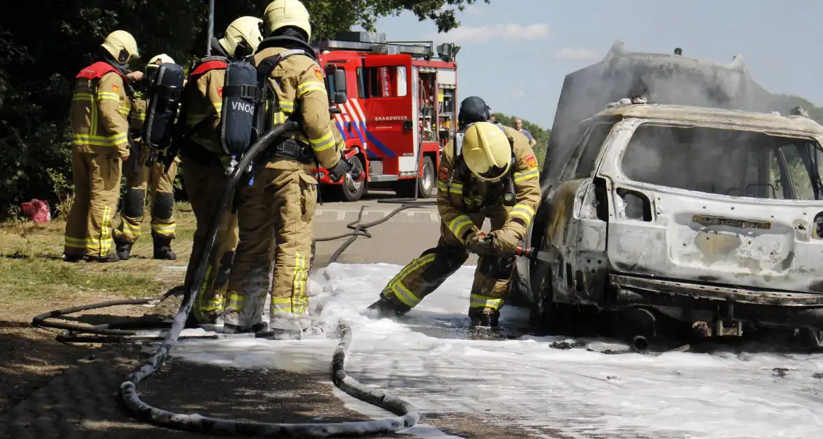 Auto verwoest door uitslaande brand - Foto 14