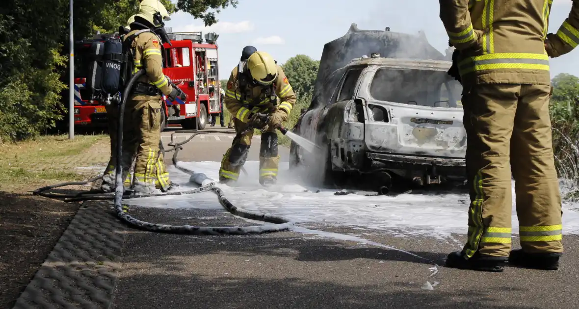 Auto verwoest door uitslaande brand - Foto 6