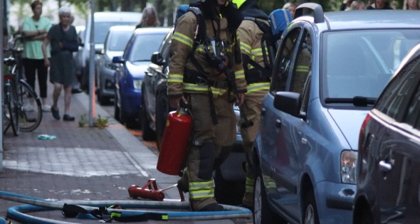 Brandweer forceert deur voor vlam in de pan