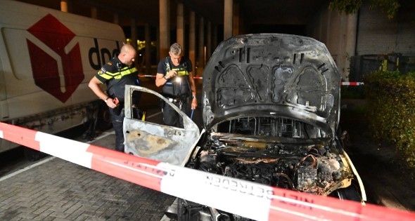 Geparkeerde auto uitgebrand op parkeerplaats - Afbeelding 1