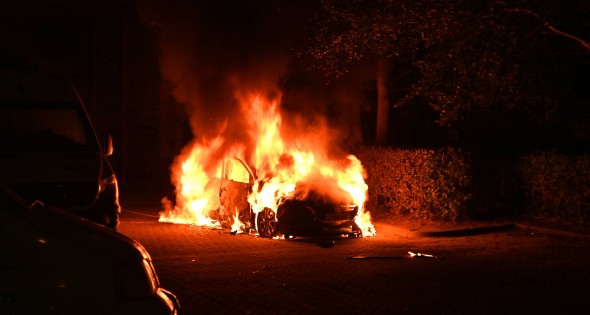 Geparkeerde auto uitgebrand op parkeerplaats