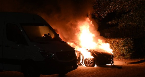 Geparkeerde auto uitgebrand op parkeerplaats - Afbeelding 24