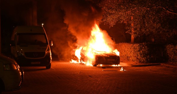 Geparkeerde auto uitgebrand op parkeerplaats - Afbeelding 26