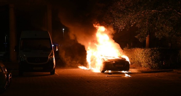 Geparkeerde auto uitgebrand op parkeerplaats - Afbeelding 27