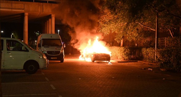 Geparkeerde auto uitgebrand op parkeerplaats - Afbeelding 29