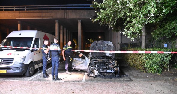 Geparkeerde auto uitgebrand op parkeerplaats - Afbeelding 5
