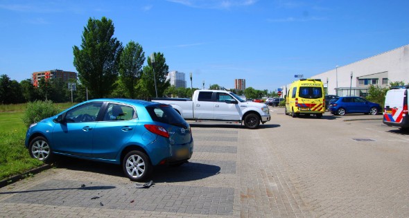 Bestuurder ramt meerdere geparkeerde auto's bij MCL ziekenhuis