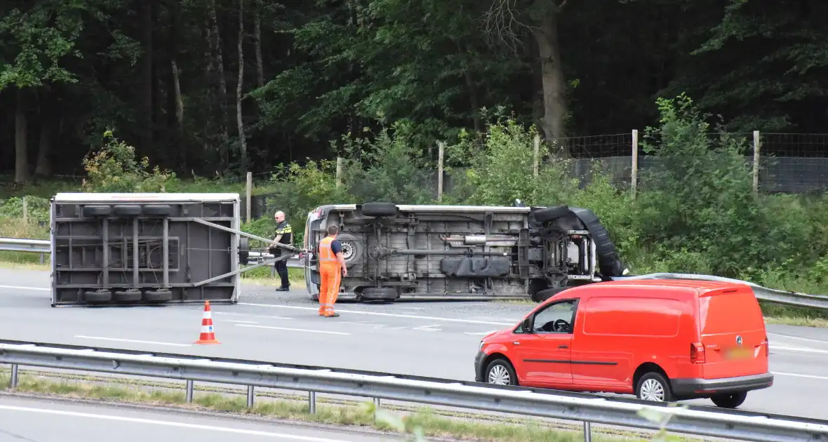 Bestelbus met aanhanger gekanteld - Foto 3