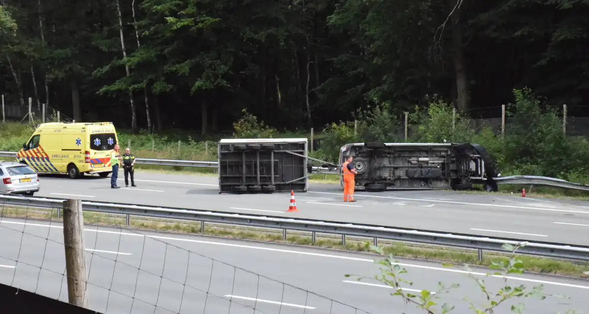 Bestelbus met aanhanger gekanteld - Foto 4