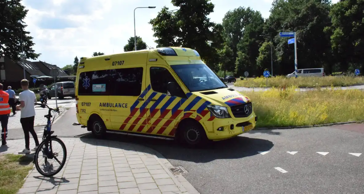 Scooterrijder aangereden door bestelbus op rotonde - Foto 1