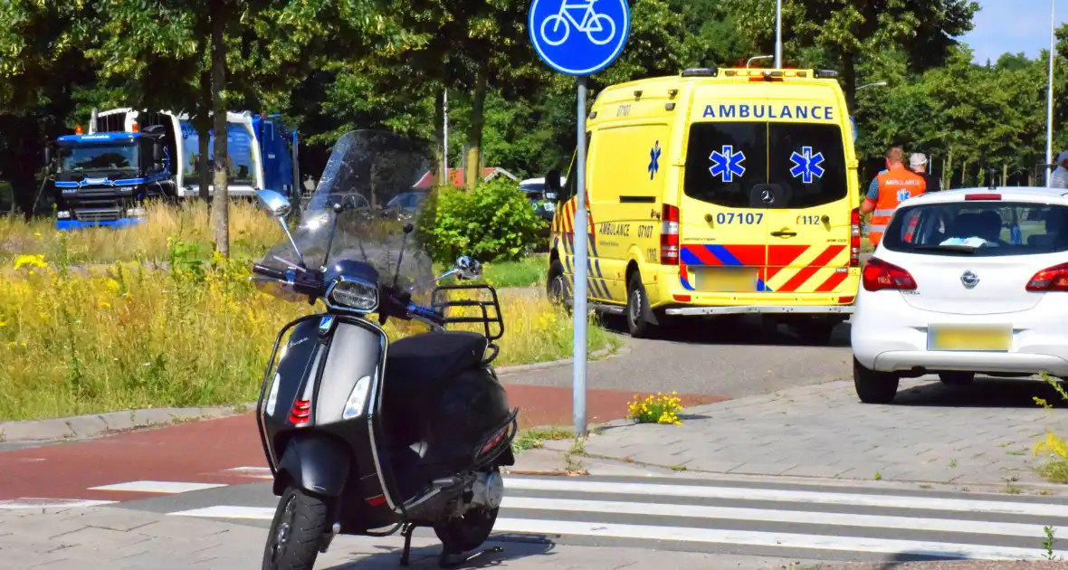 Scooterrijder aangereden door bestelbus op rotonde - Foto 3