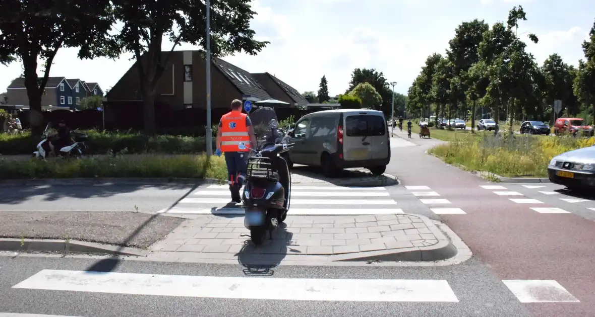 Scooterrijder aangereden door bestelbus op rotonde - Foto 4