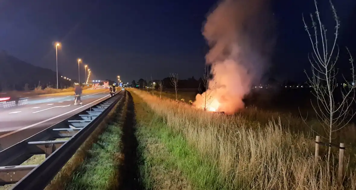 Bermbrand langs de snelweg - Foto 1