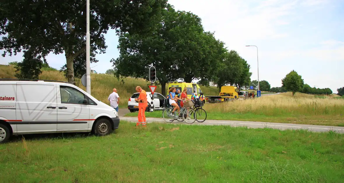 Kopstaart ongeval op toerit naar snelweg - Foto 2