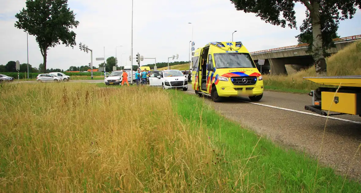 Kopstaart ongeval op toerit naar snelweg - Foto 3