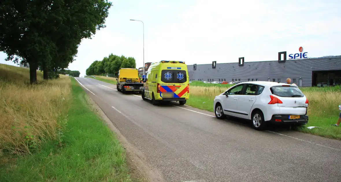 Kopstaart ongeval op toerit naar snelweg - Foto 4