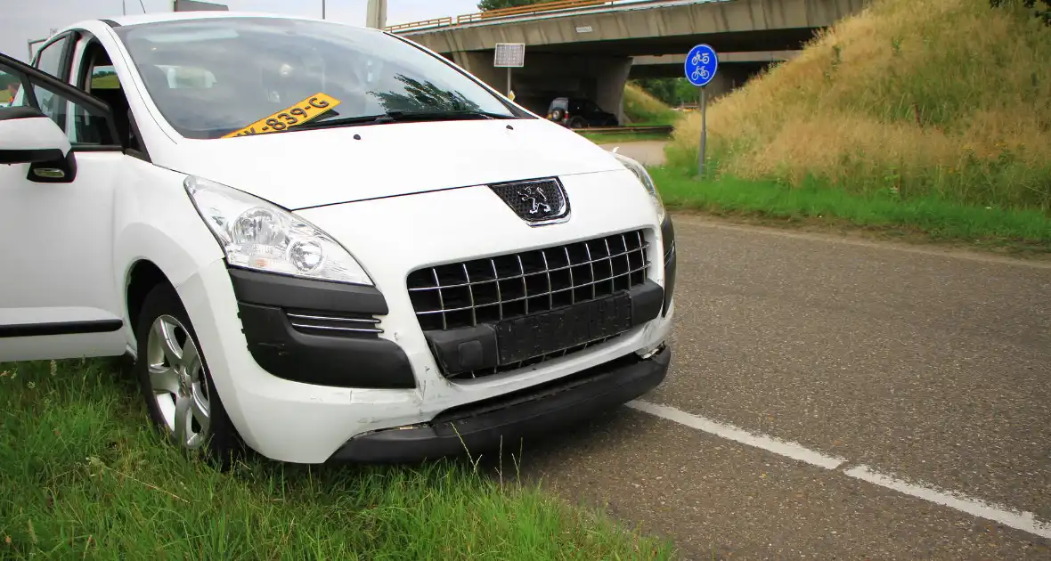 Kopstaart ongeval op toerit naar snelweg - Foto 6