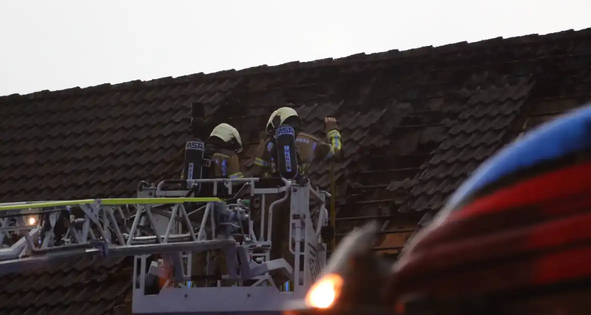 Blikseminslag zorgt voor brand op dak - Foto 1