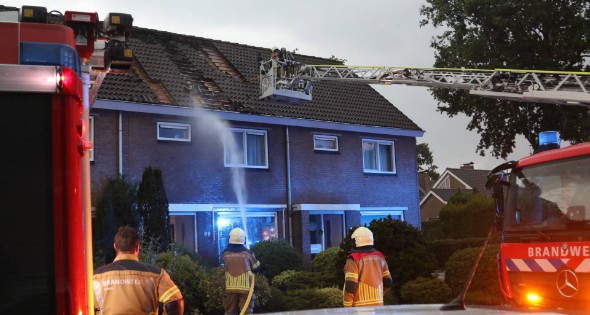 Blikseminslag zorgt voor brand op dak - Afbeelding 2