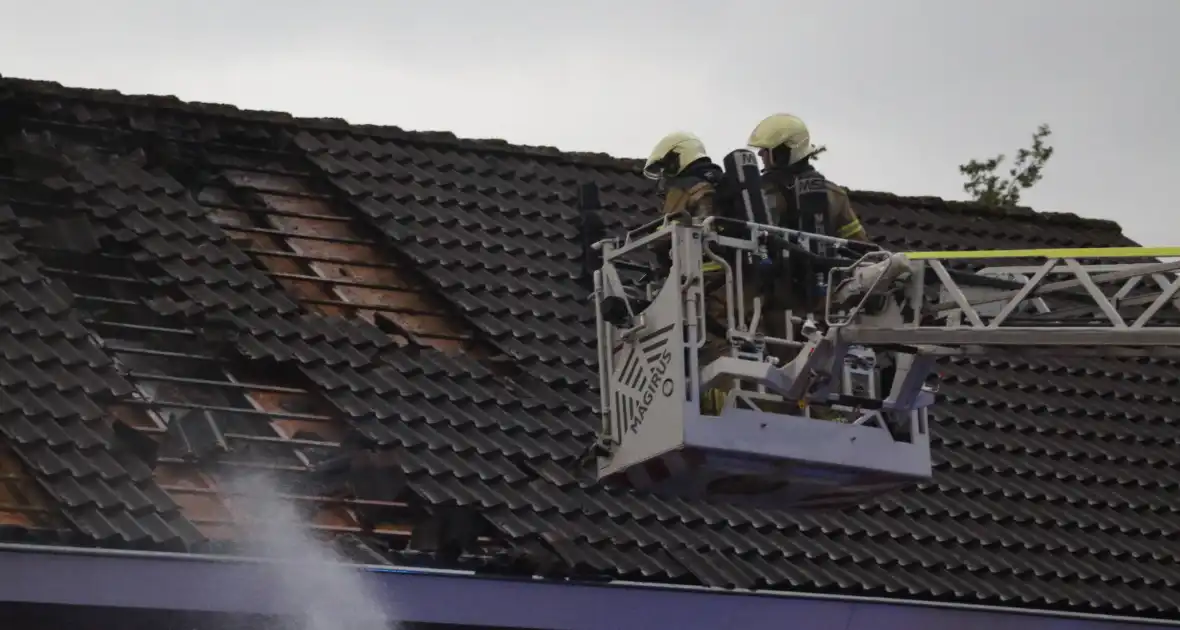 Blikseminslag zorgt voor brand op dak - Foto 3