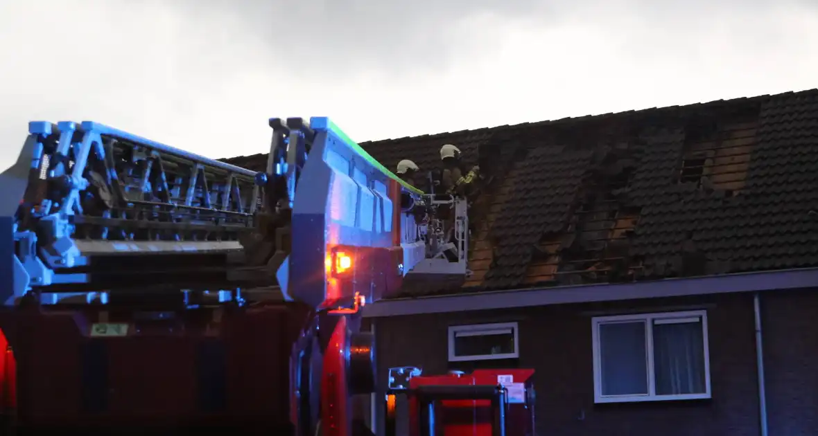 Blikseminslag zorgt voor brand op dak - Foto 5