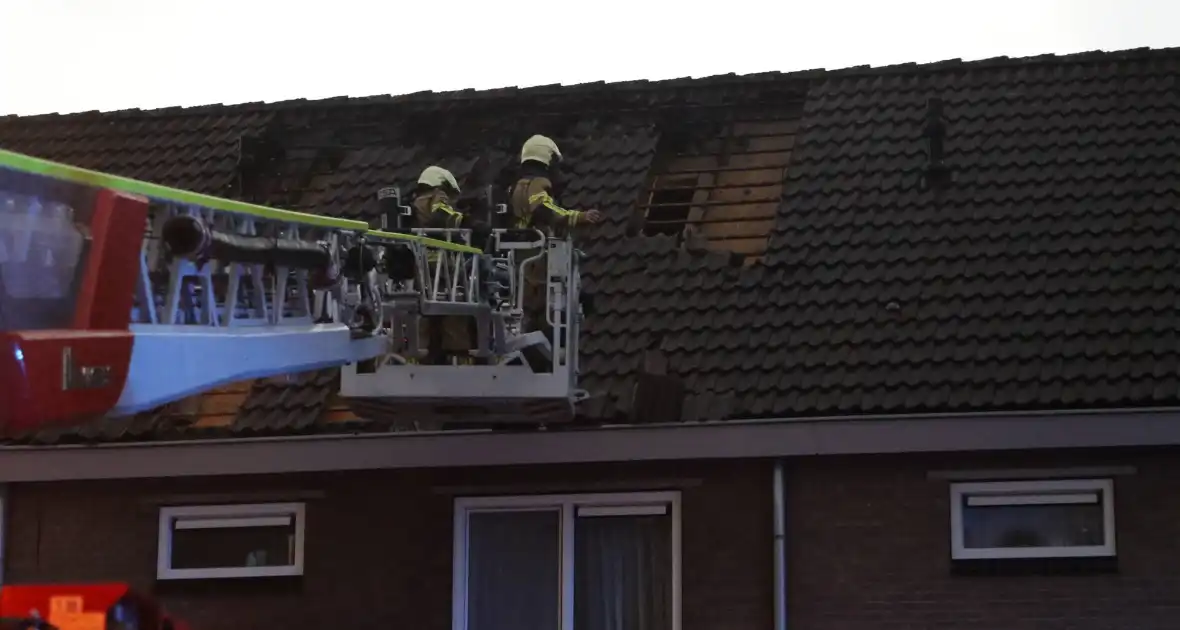 Blikseminslag zorgt voor brand op dak - Foto 6