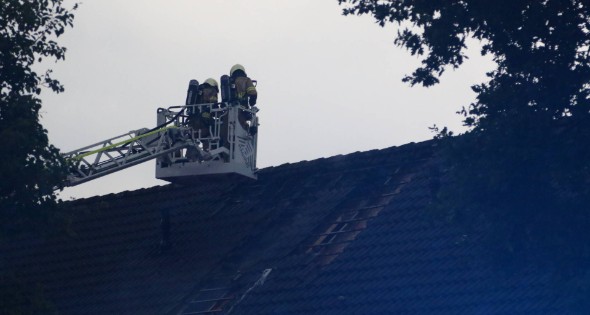 Blikseminslag zorgt voor brand op dak - Afbeelding 7