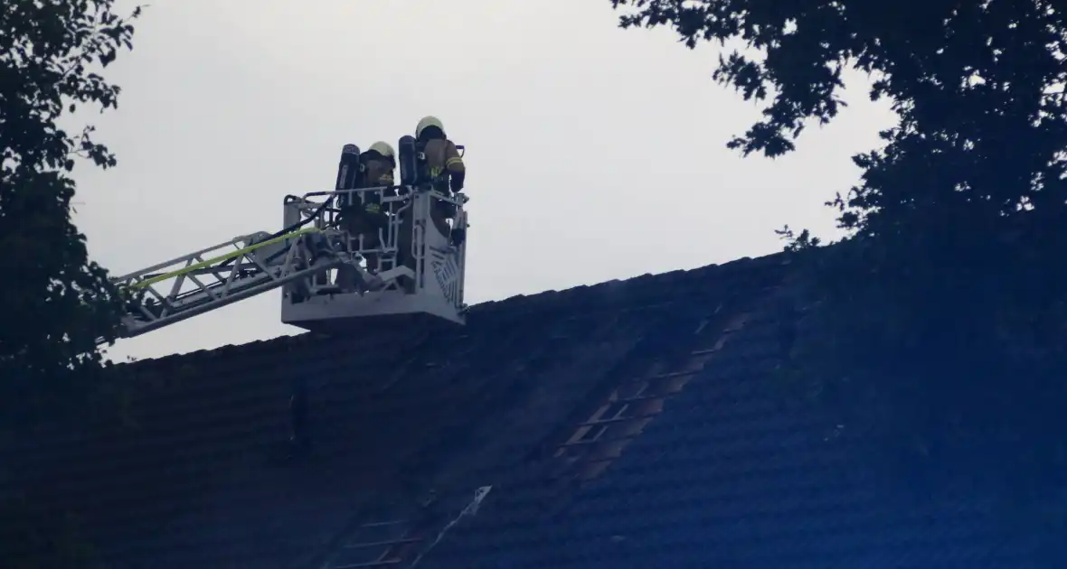 Blikseminslag zorgt voor brand op dak - Foto 7