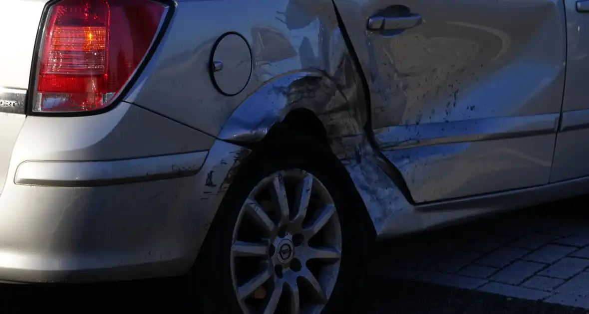Flinke schade bij aanrijding personenauto's - Foto 1