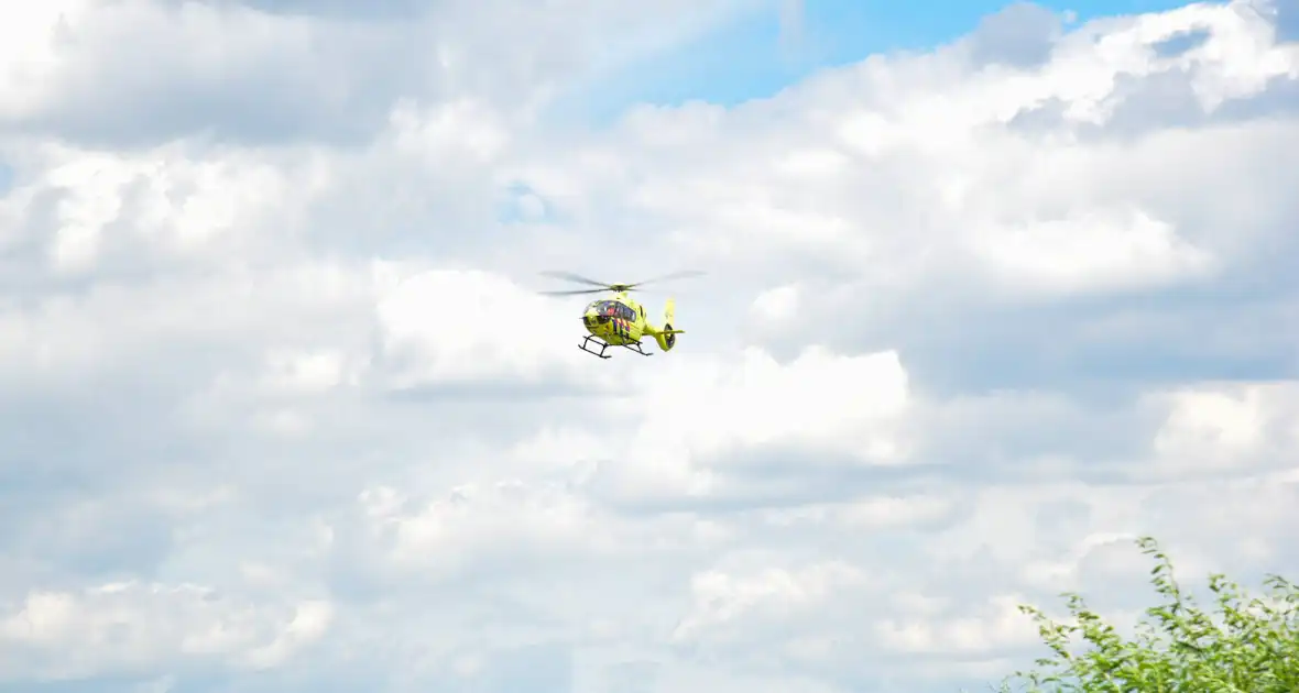 Traumahelikopter landt voor incident op partyschip - Foto 8