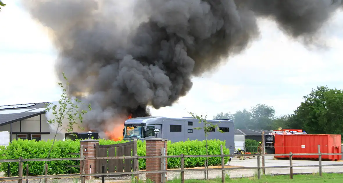 Ontploffingen bij brand in trailers - Foto 3