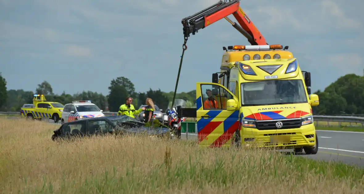 Personenauto belandt in sloot na ongeval Rijksweg - Foto 1