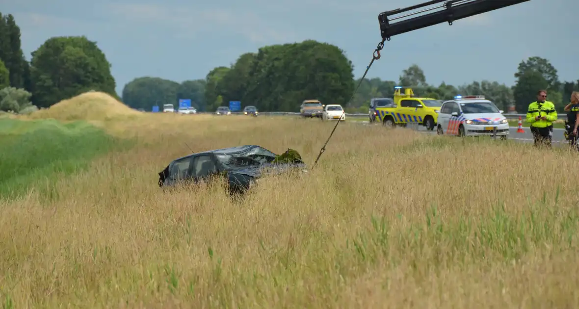 Personenauto belandt in sloot na ongeval Rijksweg - Foto 2