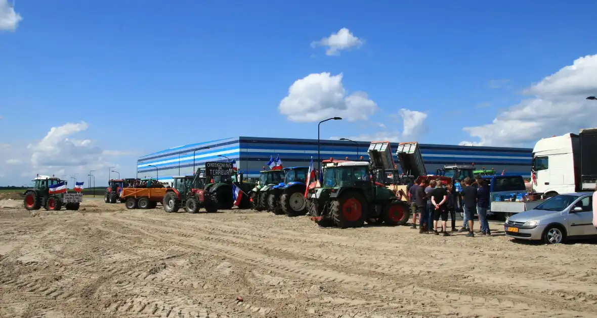 Boeren blokkade Lidl distributie centrum - Foto 5