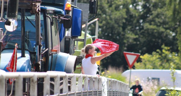 Truckers en boeren protesteren op viaduct - Afbeelding 1