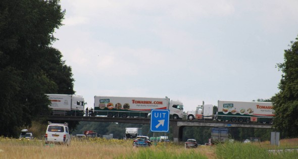 Truckers en boeren protesteren op viaduct - Afbeelding 5