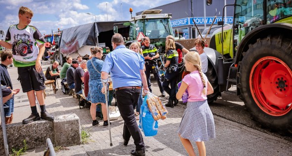Nieuwe ploeg boeren blokkeren distributiecentrum Boni - Afbeelding 3