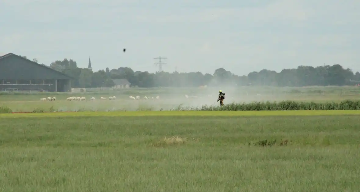 Brand langs sloot op boerenland