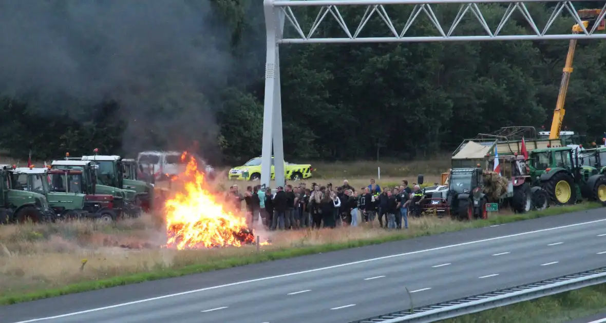 Boeren stichten brand langs doorgaande weg