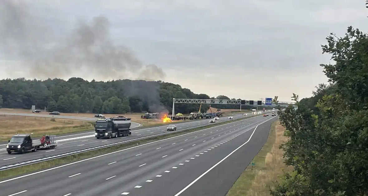 Boeren stichten brand langs doorgaande weg - Foto 2