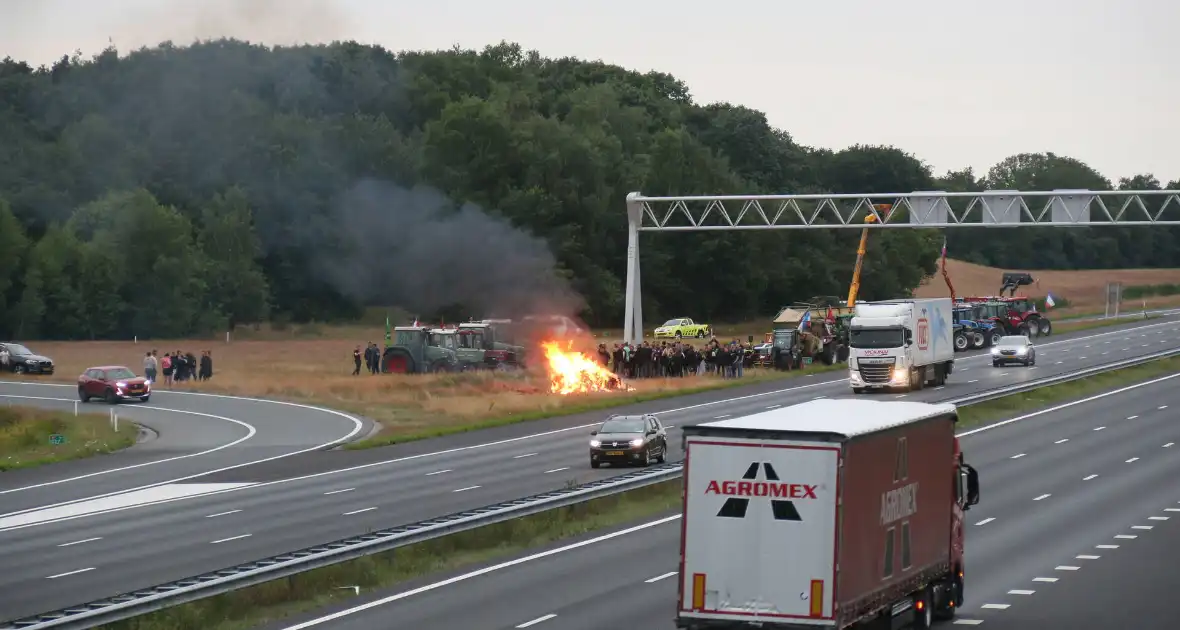 Boeren stichten brand langs doorgaande weg - Foto 3