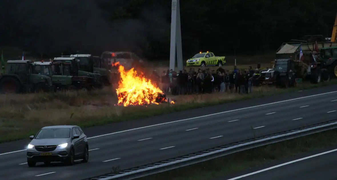 Boeren stichten brand langs doorgaande weg - Foto 5