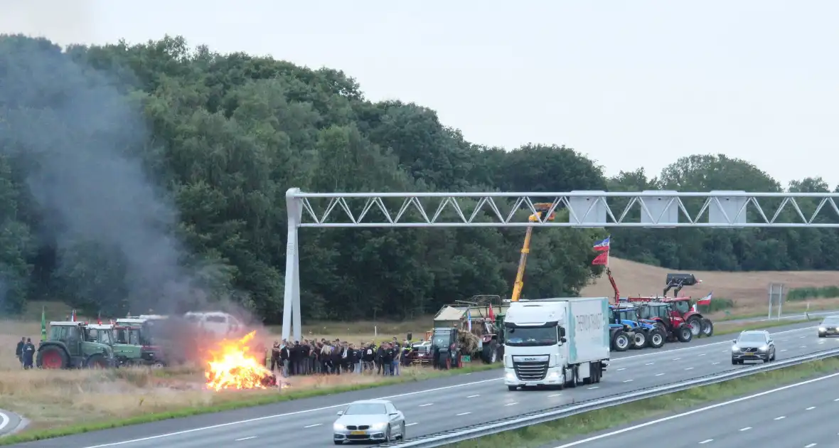 Boeren stichten brand langs doorgaande weg - Foto 6