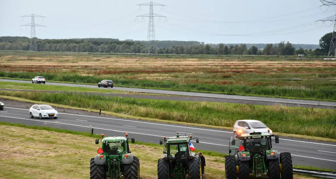 Boeren demonstreren op viaduct over snelweg - Foto 10