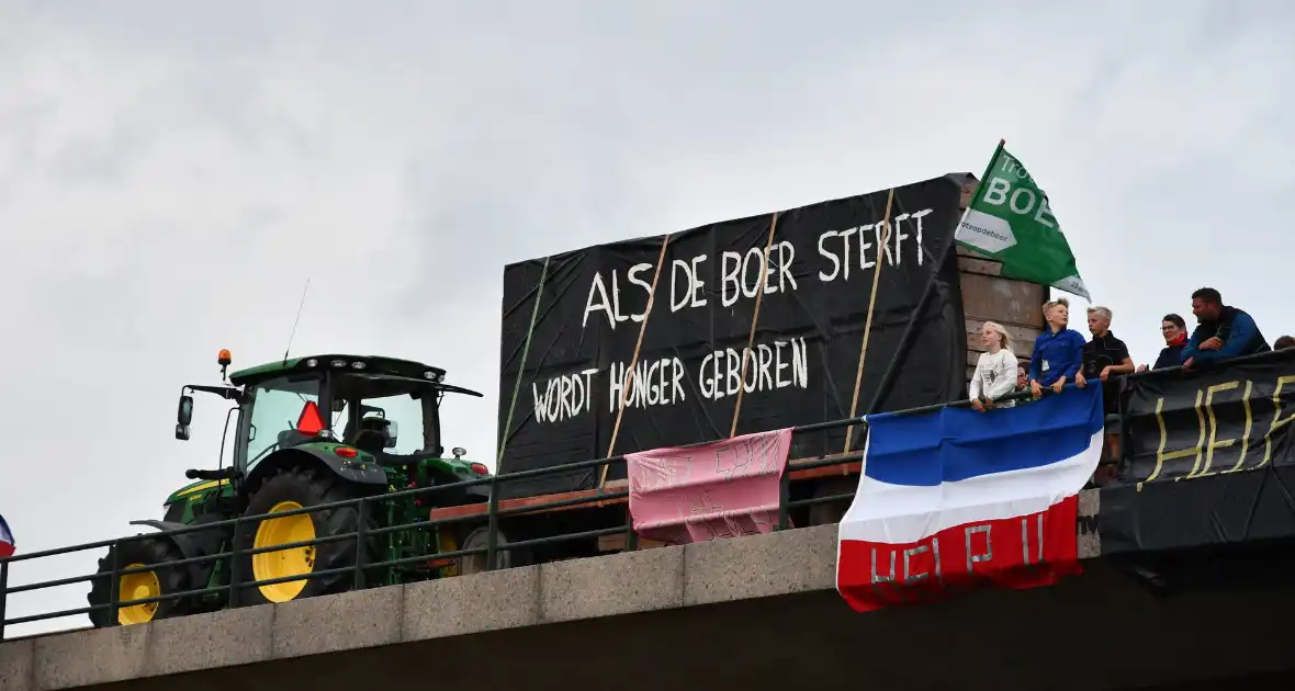 Boeren demonstreren op viaduct over snelweg - Foto 2