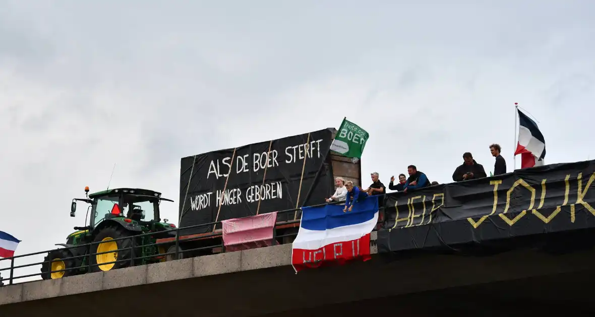Boeren demonstreren op viaduct over snelweg - Foto 3