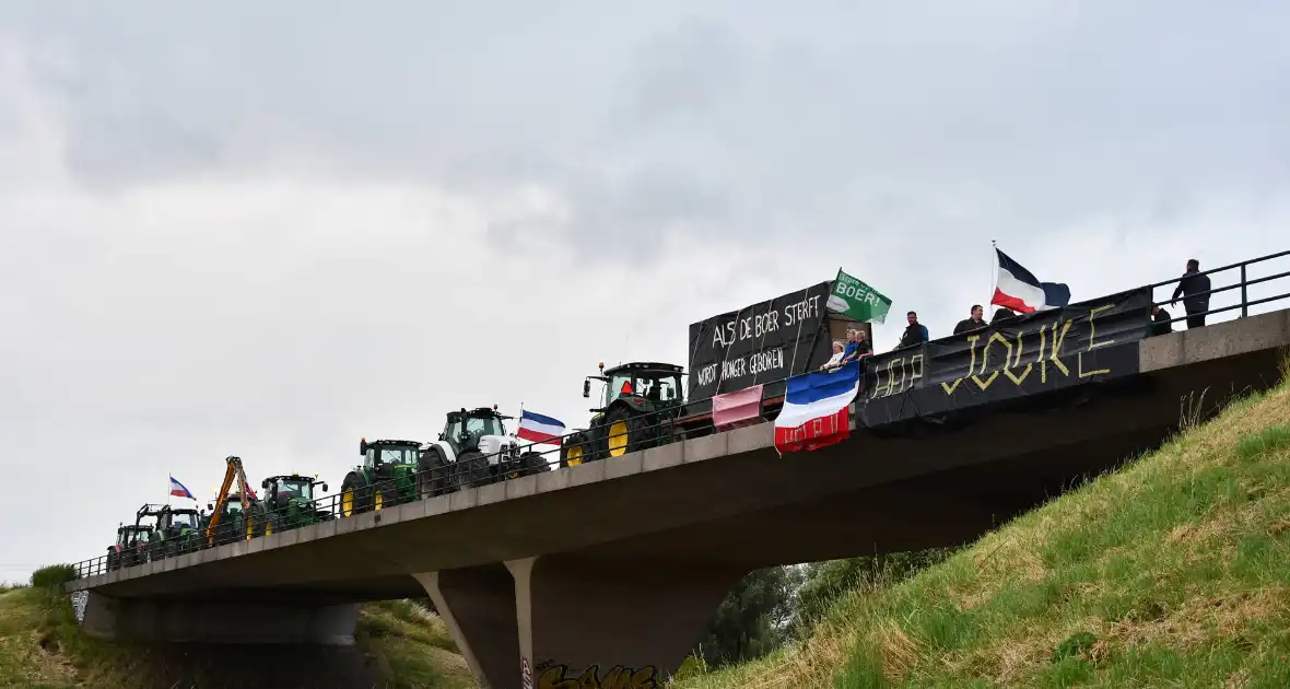 Boeren demonstreren op viaduct over snelweg - Foto 4