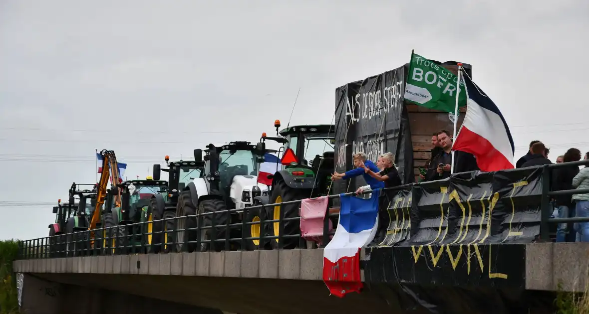 Boeren demonstreren op viaduct over snelweg - Foto 5